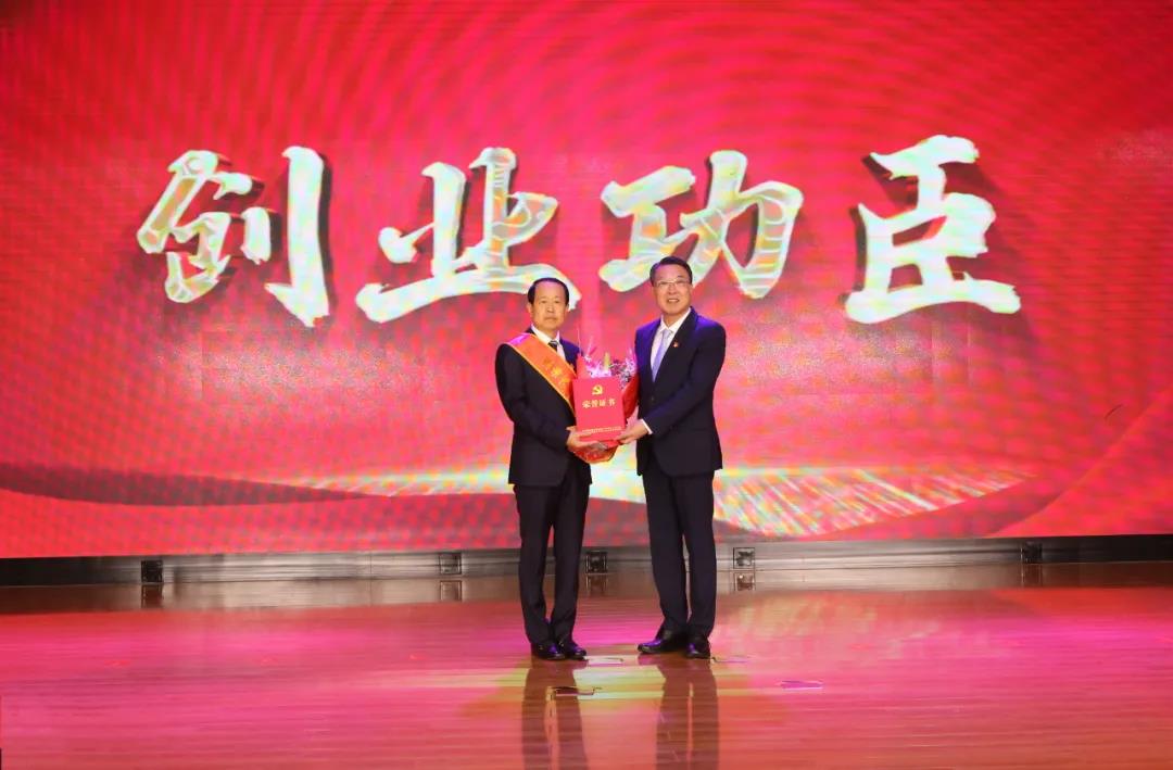 聯(lián)橋集團(tuán)黨委書(shū)記、董事長(zhǎng)慕镕鍵被授予威海高新區(qū)建區(qū)30周年十大“創(chuàng)業(yè)功臣”稱號(hào)