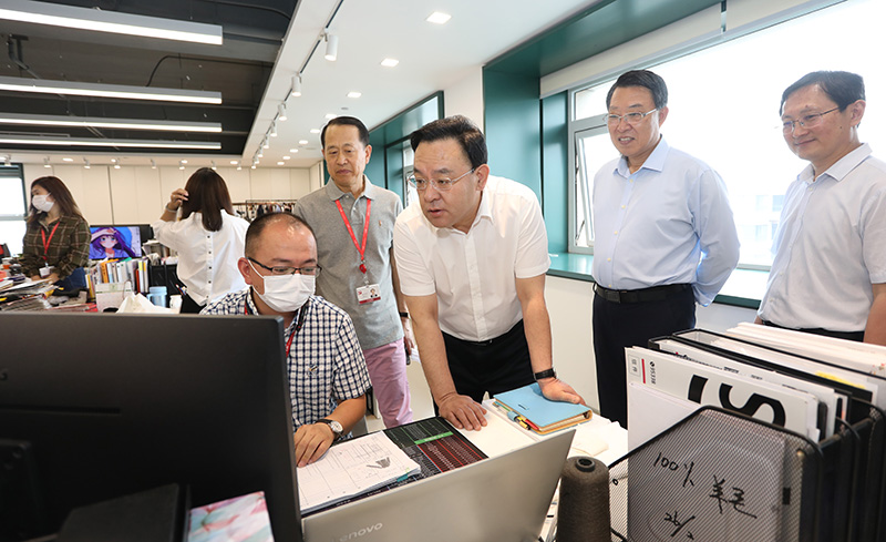 威海市委副書記、代市長閆劍波到聯(lián)橋集團(tuán)調(diào)研